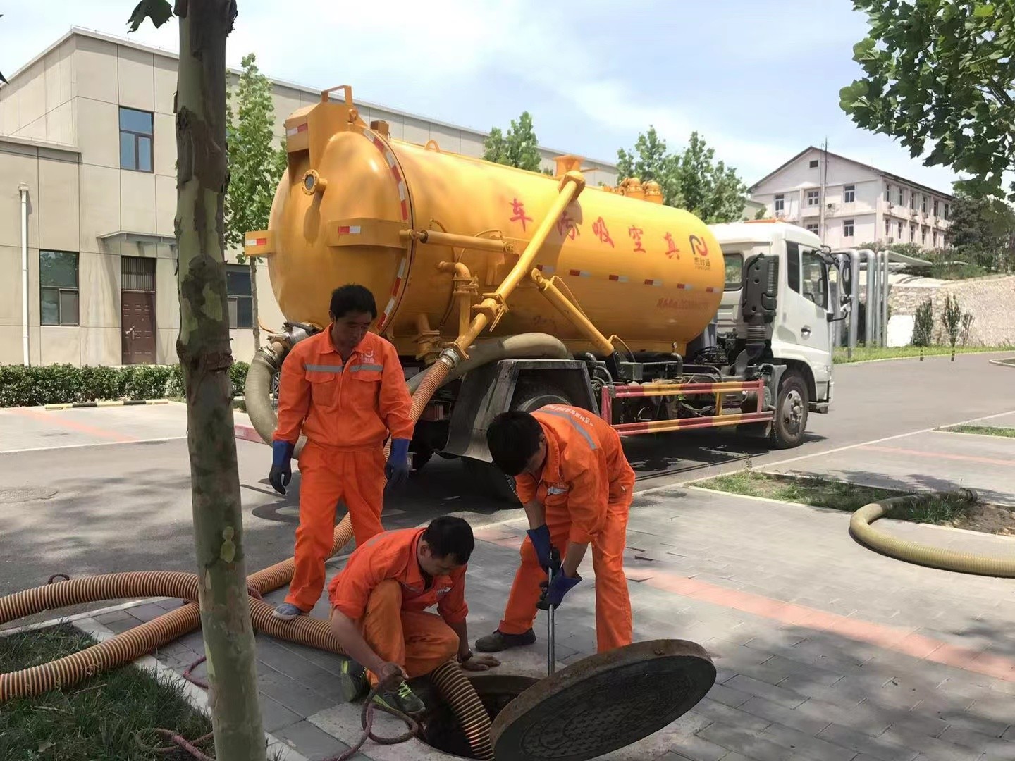 诸城管道疏通车停在窨井附近