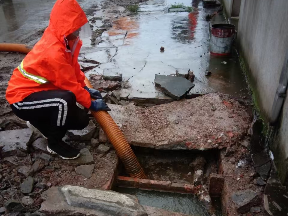 诸城专业清理污水池 炜誉市政以规范流程守护城市 “肠道”