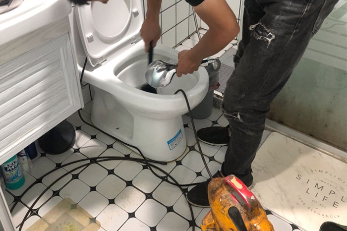 诸城马桶堵塞自己疏通还是找师傅?专业上门服务让你省时更省心