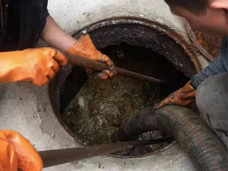 诸城清理化粪池时如何避免沼气的危害?